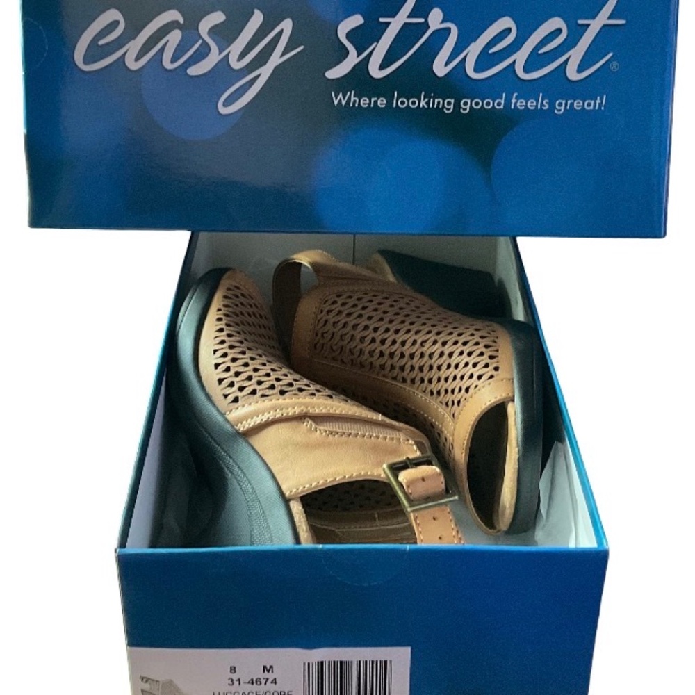 Easy Street Women’s Tan Wedges Size 8M